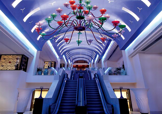 	A tengerparti Grand Rotana Resort and Spa Sharm El Sheikh-ben, Egyiptomban található. A világ egyik legjobb luxushoteljének tartják.