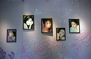 A lányok képei a múzeum falán