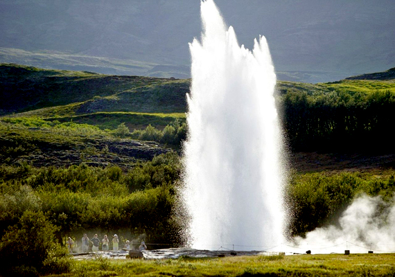 
                        	Az izlandi Strokkur a világ egyik leglátogatottabb gejzírje: minden negyedik-nyolcadik percben kitör, néha pedig a 40 méteres magasságot is eléri.