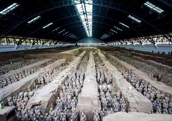 	Az agyaghadsereget Csin Si Huangti császár, a Csin-dinaszita - i.e. 221-206 - alapítójával együtt temették el i.e. 209-210-ben, egy három nagy egységre tagolt árok- és gödörrendszerben elhelyezve őket.