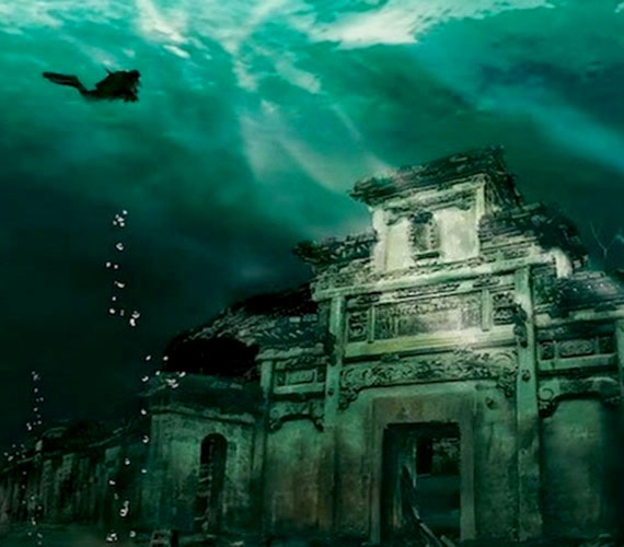 
                        	A Kína Atlantiszának is nevezett Shi Cheng városa, amely a közeli Wu Shi hegyről kapta a nevét, a Han-dinasztia idején épült. Bár az ősi település egykor politikai és gazdasági központnak számított, ma csaknem 40 méter mélyen fekszik a tó felszíne alatt.