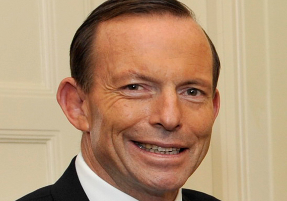 	Tony Abbott ausztráliai miniszterelnök sem túl elnéző a tiszteletlen külföldiekkel szemben, különösen pedig azokkal szemben nem, akik menedékjogért folyamodnak az országban. Nemrég ugyanis azzal fenyegette meg őket, hogy kitoloncolás várhat azokra, akik köpködnek, szitkozódnak, vagy egyszerűen csak irritálnak más embereket.