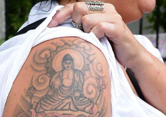 	2014 áprilisában a brit Naomi Michelle Colemant előbb letartóztatták, majd kiutasították Srí Lankáról, mivel a reptéren észrevették, hogy karján egy Buddhát ábrázoló tetoválás látható. A helyiek ezt vallásuk megsértéseként és Buddha káromlásaként ítélték meg.
