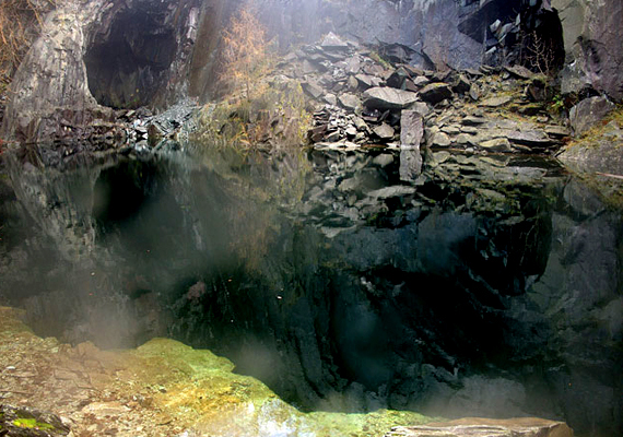 	Az angliai Hodge Close Quarry barlangja a vízen tükröződve félelmetes koponyát formál. Ha többet akarsz tudni róla, kattints ide!