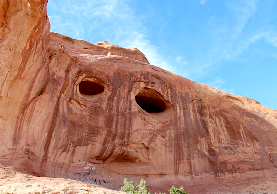 	A furcsa, vörös sziklafal az amerikai egyesült államokbeli Glen Canyon területén található.