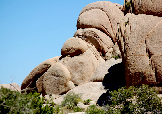 
                        	A kaliforniai nemzeti parkban több hasonló formát találni: a képen egy másik híres képződmény látható.