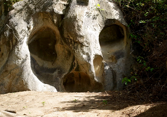 	A híres koponya alakú szikla Virgin Gorda szigetén tartja lázban az utazókat.