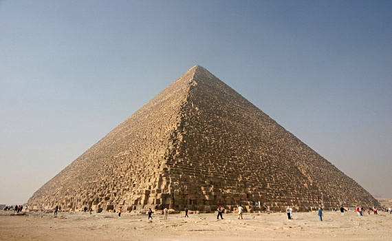 
                        	Az ókori világ hét csodájának egyetlen fennmaradt tagja a gízai nagy piramis, más néven Hufu-piramis, amely egyben a legrégebbi ilyen építménynek is számít. A 139 méter magas, valaha látott legnagyobb egyiptomi piramist a becslések szerint 20 év alatt építhették meg.
