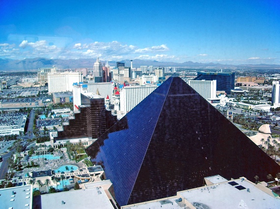 
                        	A modern világ piramisának tekinthető a híres Las Vegas-i Luxor Hotel is, amely a legmagasabb épületek közé tartozik. A szállodaként és kaszinóként is üzemelő hely szándékosan az ókori egyiptomi piramisok mintájára készült el: területén megtalálható továbbá a Királyok völgye, a luxori és a karnaki templom másolata is.