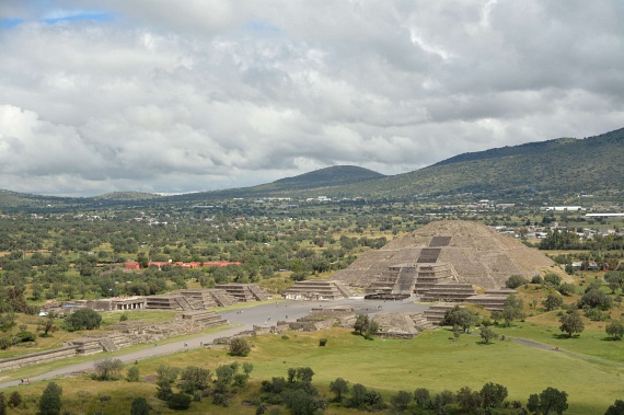 
                        	Mexikó legfontosabb történelmi emlékei közé tartozik Teotihuacán romváros is, amely az európai hódításokat megelőző időszak legnagyobb városa volt Közép-Amerikában. Az ősi kultúra és a vallás képe rajzolódik ki a Hold- és a Nap-piramisban, a Holtak útjában, valamint a lakóépületek romjaiban is.