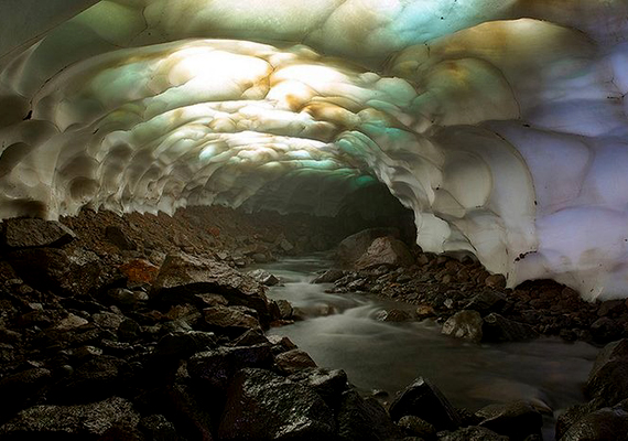 	Harmadik helyen szerepelnek a látványos oroszországi, kamcsatkai jégbarlangok.