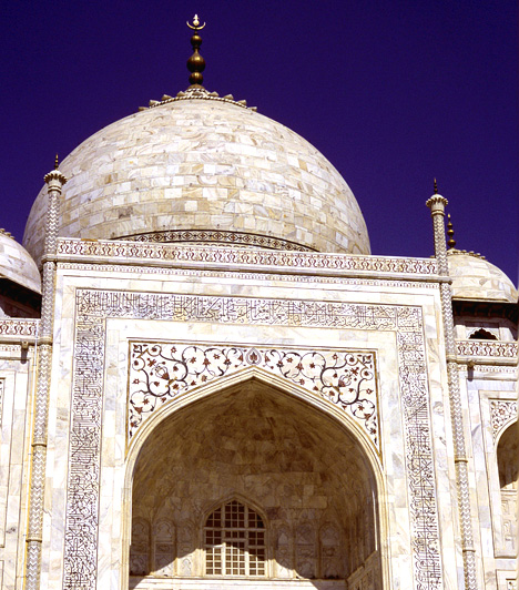  	Agra, India  	Agra a Kelet egyik leglenyűgözőbb városa. Az olyan világhírű látnivalókat is itt csodálhatod meg, mint a Tádzs Mahal, valamint a Vörös Erőd, melyek 1983 óta az UNESCO Világörökség részét képezik.