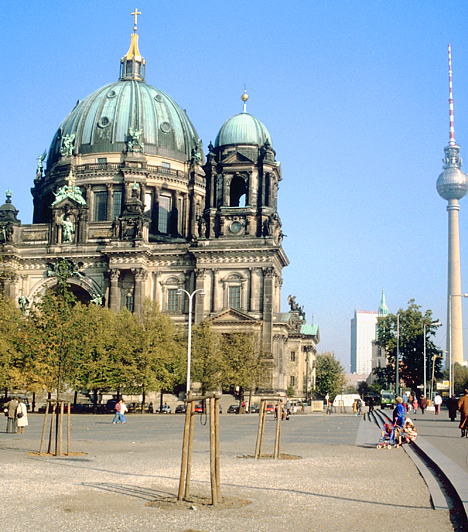 Berlin, NémetországNémetország fővárosa és egyben legnagyobb városa, Berlin számtalan látnivalót tartogat - közéjük tartozik az Alexanderplatz, a dóm, a Gendarmenmarkt, a Bradenburgi Kapu, a Nikolaiviertel és a Múzeumsziget, annak lebilincselő, sokszínű gyűjteményével.