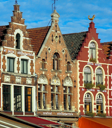 	Bruges, Belgium  	Európa egyik leggyönyörűbb középkori városa a csatornákkal és macskaköves utcákkal tarkított Bruges, ahol a kontinens legmagasabb téglából épült tornyát is megtekintheted, ezenkívül pedig ellátogathatsz a Szent Vér-bazilikához, a Groeninge Múzeumba vagy Michelangelo Madonna-szobrához.