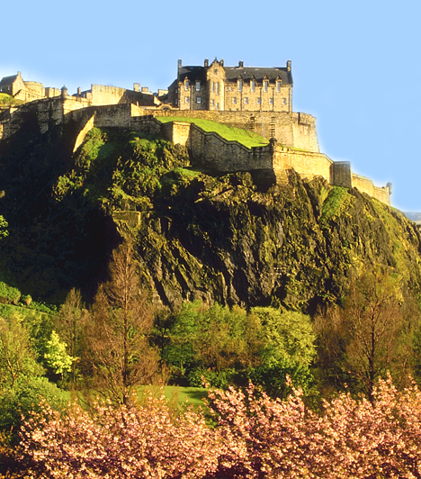 Edinburgh, Nagy-BritanniaA leggyönyörűbb és legtitokzatosabb templomoknak otthont adó városban nemcsak az ősi skót és kelta hagyományok elevenednek fel előtted, de a elmúlt századok kísértettörténeteinek is utánajárhatsz.