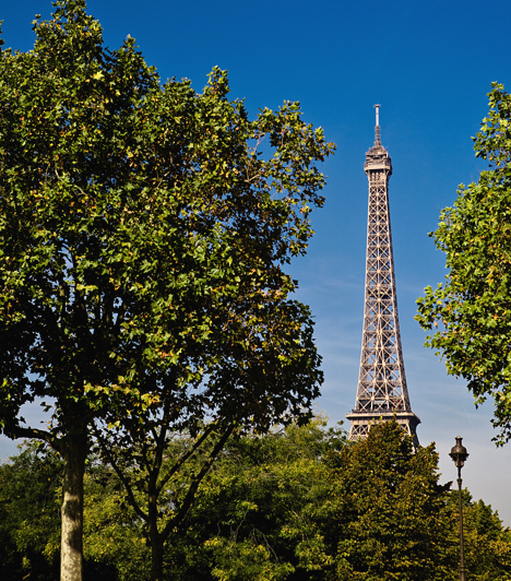  	Párizs, Franciaország  	Párizs nem véletlenül számít az európai kultúra fellegvárának. A főbb látványosságok - mint az Eiffel-torony, a Louvre vagy a Notre Dame - megtekintése mellett érdemes a Szajna-parton és a város valamely parkjában is egy romantikus sétát tenni, hogy a francia főváros varázslatos hangulatát még jobban magadba szívhasd.