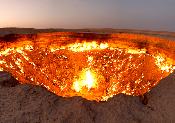 1971-ben a türkmenisztáni Karakum-sivatagban geológusok bukkantak rá egy természetes gázokkal teli, föld alatti barlangra. A fúrások miatt a mennyezete beomlott, a gázok kiáramlását pedig égetéssel akarták megakadályozni. A becsült néhány nap alatt azonban nem égtek el a veszélyes anyagok, a Darvaza-kráter a mai napig, több mint 40 éve lángol. Kattints ide, és nézz meg még több képet!
