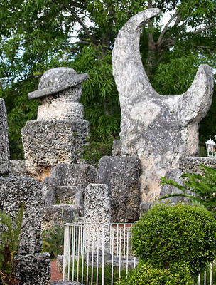 Különös szobrok korallkőből
