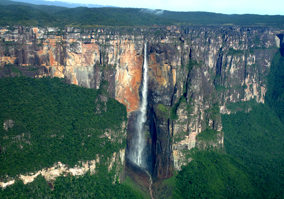 
                        	A venezuelai Angel-vízesés a világ egyik leghatalmasabbja: a víz 979 méteres mélységbe zúdul alá.