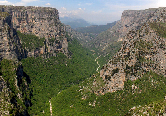 
                        	A görög Vikos-szurdok mélysége 450 és 1600 méter között váltakozik.