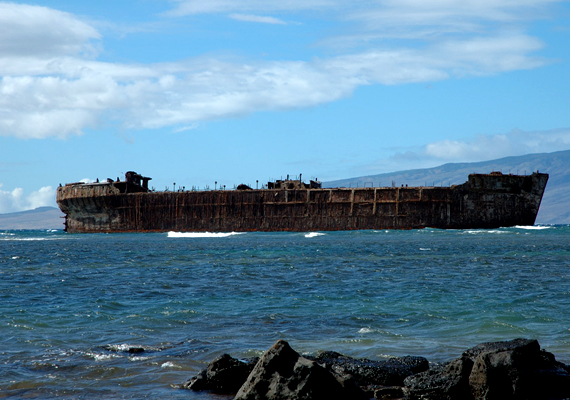 	Egy olajtanker roncsa a hawaii lanai Shipwreck-, vagyis Hajóroncs-parton.