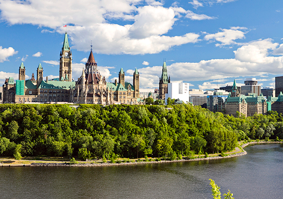 	A kanadaiak híresek békés természetükről, nem véletlen, hogy országuk a hetedik helyre került. A képen a főváros, Ottawa részlete látható.