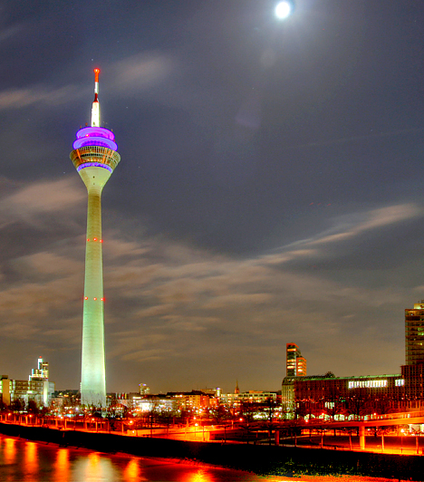  	Düsseldorf, Németország  	Düsseldorf Németország egyik legnagyobb és legbefolyásosabb városa, mely fontos gazdasági központ, egyúttal közlekedési csomópont is. Mindez a lakosság életszínvonalán is meglátszik, nem véletlen, hogy a világ legélhetőbb városai közé tartozik.  	Kapcsolódó cikk: 	Itt a legjobb élni: a legboldogabb magyar városok »