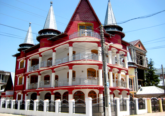 
                        	Romániában Erdélyen kívül is fellelhetők cigánypaloták, például Alexandriában, ahova ez a csúcsos tetejű ház is épült.
