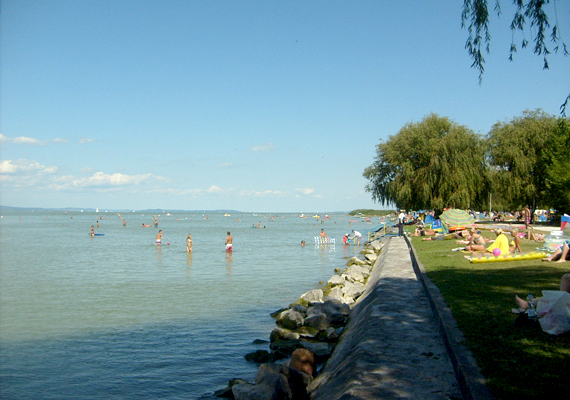 	A balatonboglári Platán strand az egyik leghíresebb Balaton-parti szabadstrand, ahol kilenc és fél hektárnyi terület várja a látogatókat.