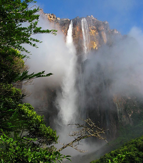  	A legmagasabb vízesés  	Venezuela keleti részén található az Angel-vízesés, mely 979 méteres magasságával a világ legmagasabb vízesése. Annak ellenére, hogy közút nem vezet hozzá, igen kedvelt turistalátványosság a helikopterrel vagy kishajóval megközelíthető, hatalmas zuhatag.