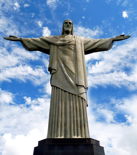 A legmonumentálisabb szoborBár maga a szobor nem a világ legmagasabbja, elhelyezkedésénél fogva a Rio de Janeiróban álló Megváltó Krisztus a Föld legmonumentálisabb kolosszusa. A kilenc és fél méter magas talapzaton álló harminc méter magas, 1145 tonnás szobor az önmagában is 705 méter magas Corcovado-hegyről vigyázza a várost.