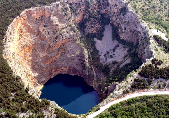  	A hatalmas mélyedésekért nem kell feltétlenül a világ másik végére tekinteni, a Horvátországban található Red Lake, vagyis Vörös-tó is igazi kuriózum. Az Imotski városa mellett található árok mélysége a vízszint alatt körülbelül 530 méter.