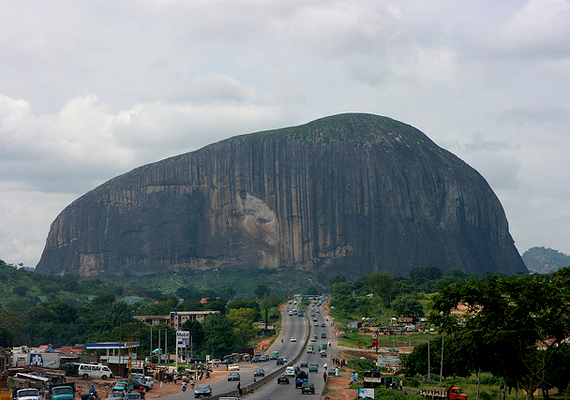 	Az Abuja mellett fekvő, nigériai Zuma Rock félelmetes látványt nyújt.