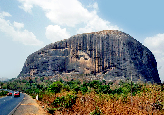 	Szintén különleges hely az Afrikában, Nigériában található Zuma Rock, a sziklán ugyanis óriási emberi arc rajzolódik ki. A helyiek szerint a hegy misztikus hatalommal bír. Nézd meg az eredeti cikket!