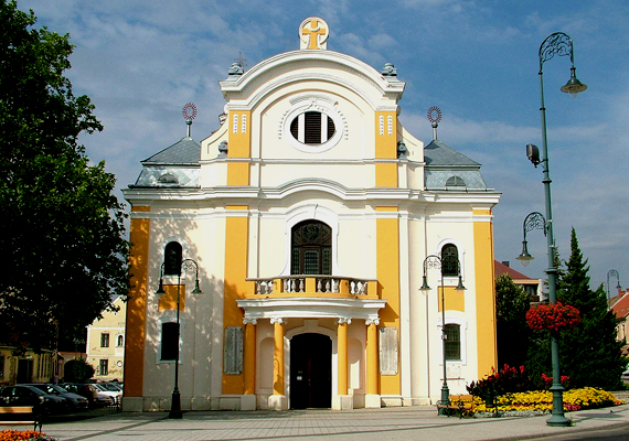 
                        	Sárvár igazi magyar wellnessközpont, köszönhetően híres termálfürdőjének. A felmérés során a lista nyolcadik helyét szerezte meg. A képen a belvárosi templom látható.