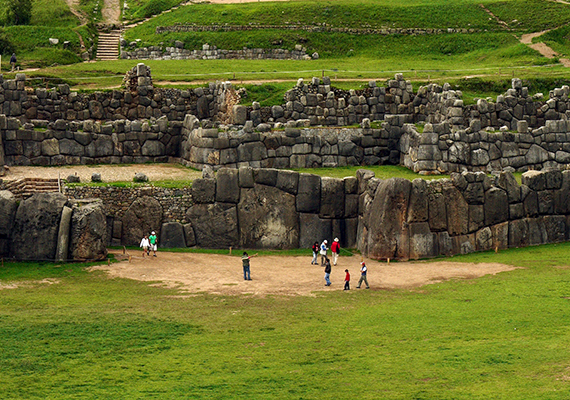 	A Peruban található inka fal, a Sacsayhuaman köveit szintén olyan precizitással illesztették egymáshoz, amire nem találtak magyarázatot, sőt, vannak, akik szerint mindez nem is földi erőt feltételez. Kattints ide, és tudj meg többet!