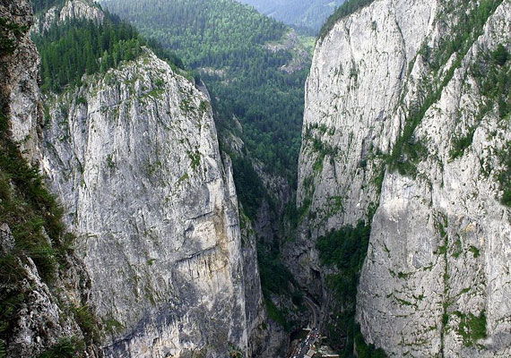 	A Békás-szoros a Keleti-Kárpátok gyönyörű szurdokvölgye. A hatalmas, 200-300 méter magas sziklafalak lélegzetelállító látványt nyújtanak.