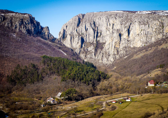 	A Tordai-hasadék a Torockói-hegységben található, Románia leglátványosabb természeti csodái közé tartozik. Ez elsősorban annak köszönhető, hogy körülbelül két kilométer hosszan húzódik a 250-300 méter magas sziklafalak között.