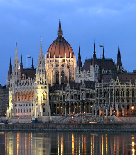 	Országház	A Budapest egyik legismertebb középületének számító, Steindl Imre által tervezett épület egyike a világ száz csodájának, egyúttal az ország legnépszerűbb turisztikai látnivalója, illetve jelképe az utazók szemében. A historizáló eklektika jegyeit tükröző, barokk hatású, de részleteiben neogótikus parlamentet 1885 és 1904 között építették fel.