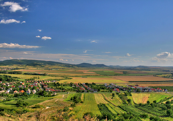 	Ilyen a táj az észak-magyarországi Boldogkő váráról letekintve.