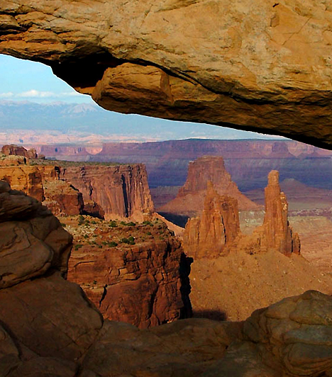 Canyonlands Nemzeti Park, USAA Colorado- és a Green-folyó találkozásánál elterülő nemzeti park a világ azon tájainak egyike, melyeket a mai napig viszonylag érintetlennek nevezhetünk. A látványos felszíni alakzatairól híres park egyes kanyonjainak falát ősi indián sziklafestmények díszítik.