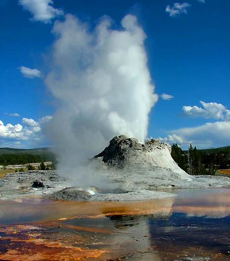 Yellowstone Nemzeti ParkA gejzírekről és Maci Laciról híres terület 1872-ben a világon elsőként vált nemzeti parkká. Az Egyesült Államok legnagyobb nemzeti parkjának számító vidék magas hegycsúcsairól, fekete obszidiánszirtjeiről és tavairól is nevezetes. 