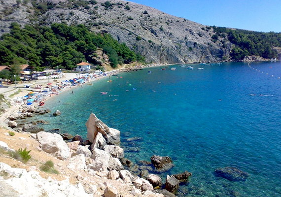 	A Krk szigetén, Baskánál található, festői szépségű Bunculuka-öböl szintén híres naturista strandot és kempinget tudhat a magáénak.