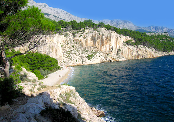 	A Makarskai Riviérán, Makarska és Tučepi között elhelyezkedő Nugalt nem véletlenül tartják az ország egyik legszebb naturista partszakaszának.
