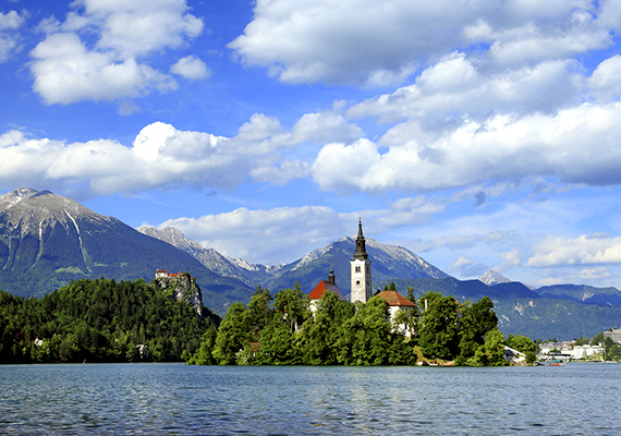 
                        	Barna: tudok még mondani mást is, például a szlovéniai Bledet a tó közepén lévő templommal.