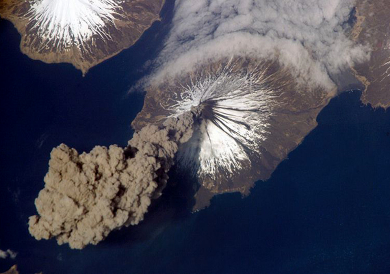 	Az alaszkai Cleveland-vulkán nagyon gyakran kitör, 2011-ben például egyszer már megrengette a földet.