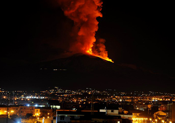 	A Szicíliában található Etna nem pusztító erejéről, sokkal inkább látványos lávafolyamairól híres.
