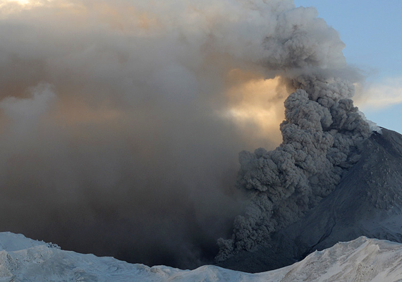 	A Kizimen nevű aktív vulkán az orosz Kamcsatka-félsziget déli részét borítja időnként füstfelhőbe.