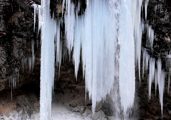 
                        	A lillafüredi vízesés télen is egyedi látványt jelent: a befagyott víz hatalmas jégcsapokként omlik lefelé.