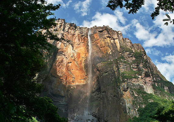 	Az Angel-vízesés a világ legmagasabb zuhataga, 979 méteres magasságból zúdul bele az Ördög-árokba.
